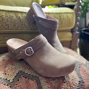 Dansko Mule Clogs. Size 41 (10-10 1/2). Excellent Condition, worn very little.